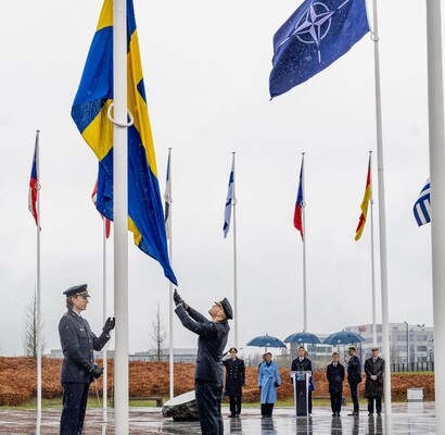 Над штаб-квартирою НАТО вперше здійнявся синьо-жовтий прапор нового члена Альянсу