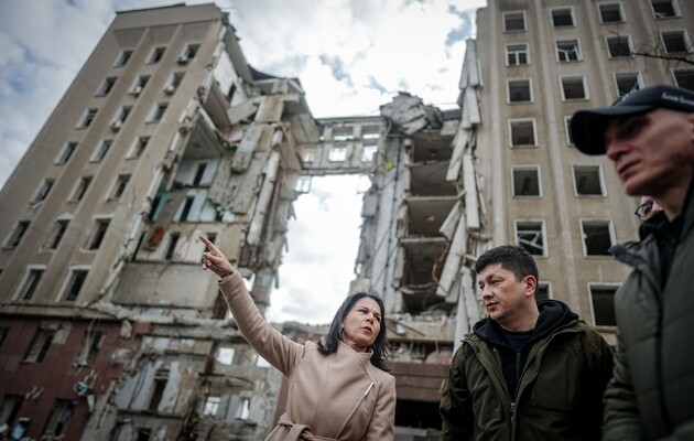 Анналена Бербок во время визита в Николаев