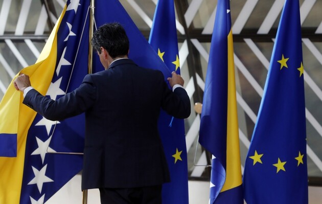 Разом з Україною та Молдовою переговори про вступ у ЄС має розпочати ще одна європейська країна – ЗМІ