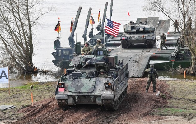 Дуда будет просить отправить больше военных НАТО в Польшу, Байден не соглашается ‒ Bloomberg