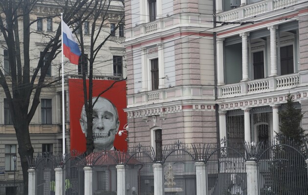 В Латвии будут проверять россиян, пришедших в посольство голосовать на выборах РФ