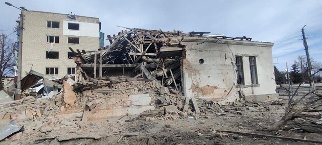 Війська РФ атакували Вовчанськ керованою авіабомбою: зруйновано магазини, поранено чоловіка