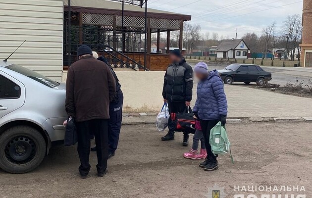 Армія РФ знищила міст у Сумській області: поліція показала відео евакуації з прикордонного села