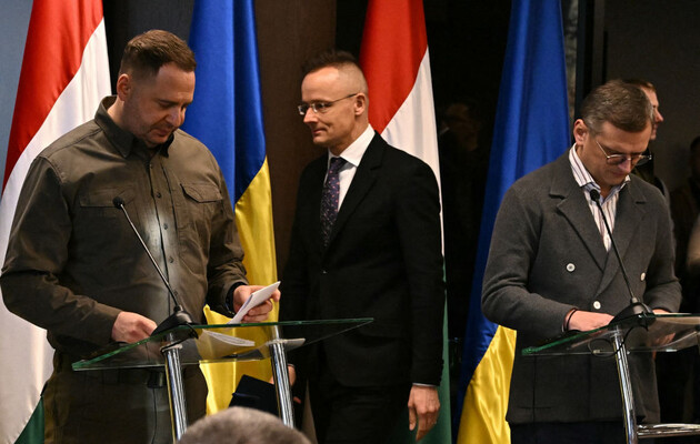 Петер Сійярто між Андрієм Єрмаком та Дмитром Кулебою, 29 січня