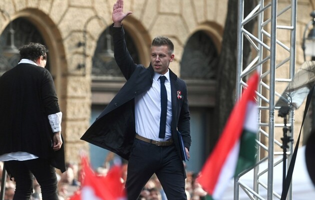 Десятки тысяч венгров вышли на протест против политики Орбана