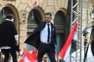 Десятки тисяч угорців вийшли на протест проти політики Орбана