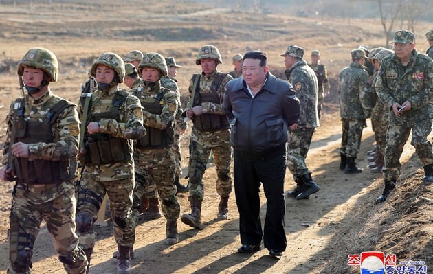 В КНДР под руководством Ким Чен Ына прошли учения с применением сверхбольших реактивных систем залпового огня