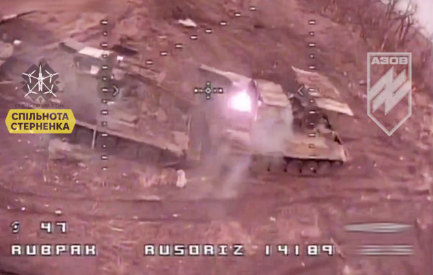 Россияне на тягачах хотели украсть украинский танк, но FPV-дроны разрушили их планы