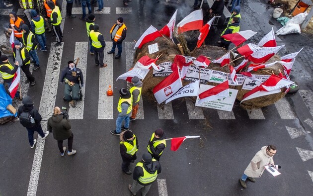 Польские митингующие разблокировали движение легковых автомобилей и автобусов на одном из пунктов пересечения