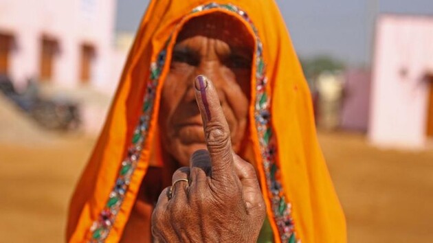 Фіолетові пальці та незмивне чорнило — як проходять вибори в Індії