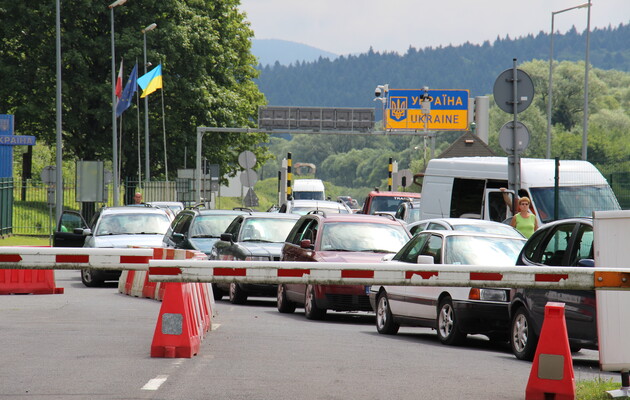 Черги на кордоні: в Україні змінились правила пропуску пасажирських автобусів 