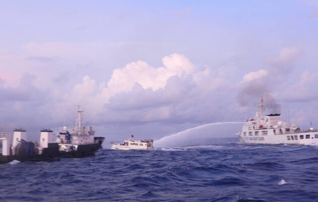 Береговая охрана Китая обстреляла из водометов филиппинскую лодку в спорных водах