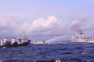Берегова охорона Китаю обстріляла з водометів філіппінський човен у спірних водах 