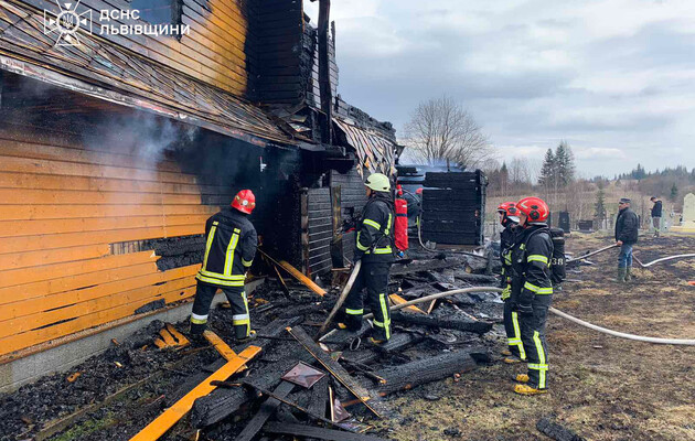 У Львівській області згоріла деревʼяна церква XIX століття: врятували дзвіницю