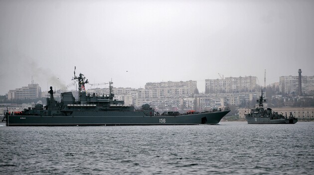 З’явилися супутникові знімки з наслідками ударів по російським кораблям «Ямал» і «Азов»