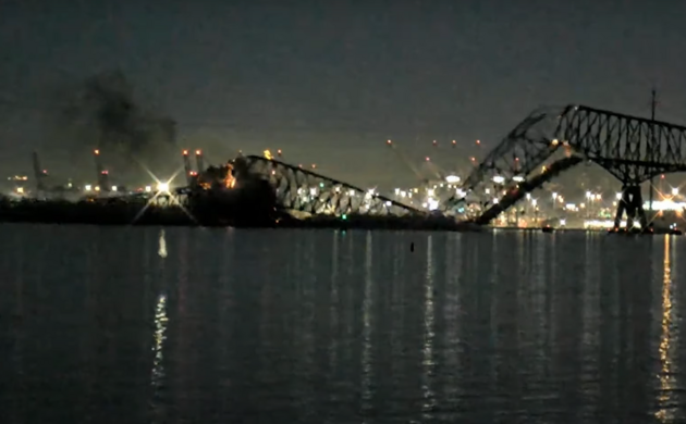 У США обвалився міст після того, як у нього врізалося судно — відео