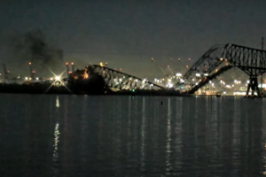 В США обрушился мост после того, как в него врезалось судно — видео