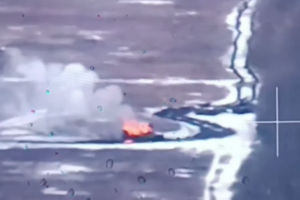 ВСУ атаковали российскую БМП двумя дронами. Экипаж смирился с потерей и сбежал