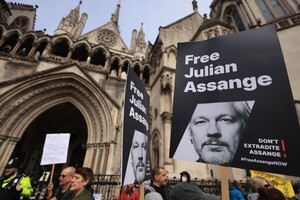 Британський суд постановив відкласти екстрадицію засновника WikiLeaks Ассанжа до США 