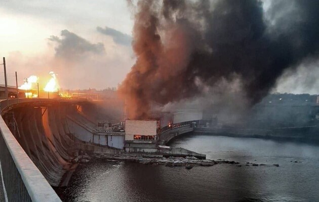 На Дніпровській гідроелектростанції вже п'ятий день розбирають завали після ракетних ударів РФ