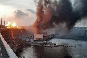 На Днепровской гидроэлектростанции уже пятый день разбирают завалы после ракетных ударов РФ