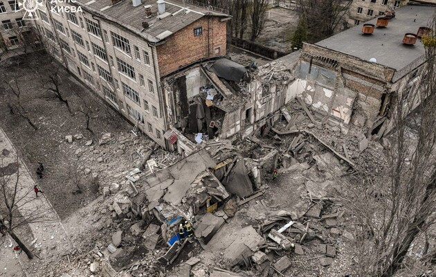 Последствия падения обломка "Циркона" в Киеве 25 марта