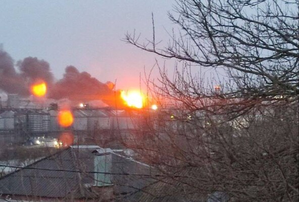 В Ростове вспыхнул масштабный пожар: сообщается о взрывах