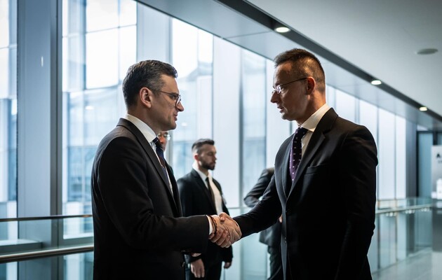 Киев и Будапешт пытаются снова говорить о взаимном доверии: как Кулеба и Сийярто оценили встречу в Брюсселе