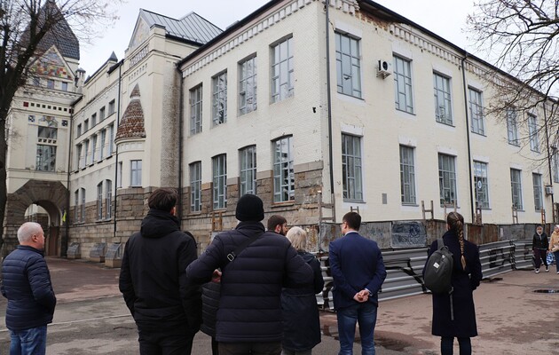 Здание областной универсальной научной библиотеки имени Софии и Александра Русовых пострадало в результате бомбардировки Чернигова российскими оккупантами в марте 2022 года