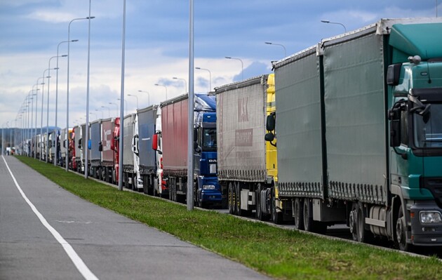 На кордоні з Польщею заблоковані три пропускні пункти. Але черги з вантажівок не лише там