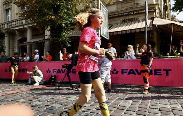 Втратила ноги через атаку РФ: 12-річна українка на протезах виступить на Бостонському марафоні