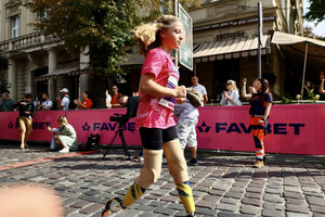 Втратила ноги через атаку РФ: 12-річна українка на протезах виступить на Бостонському марафоні