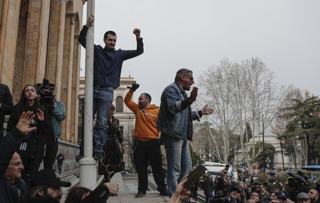 У Тбілісі прихильники «Консервативного руху» мітингують проти «впливу Заходу» та виступають за дружбу з Росією