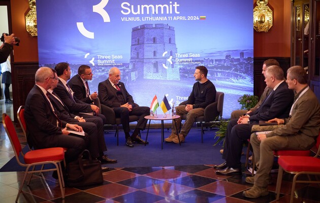 Зеленский встретился с новым президентом Венгрии и пригласил на саммит мира