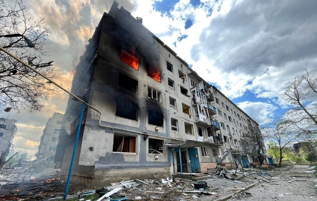 Российская авиация сбросила бомбу на пятиэтажку в Очеретино: есть погибшая и раненые