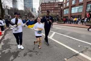 12-летняя украинка ради помощи военному пробежала на протезах Бостонский марафон