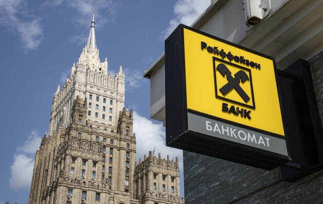 Райффайзен банк обещал выйти из России, но набирает новых работников – FT