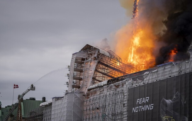 У Данії спалахнула пожежа в одній із найстаріших будівель Копенгагена