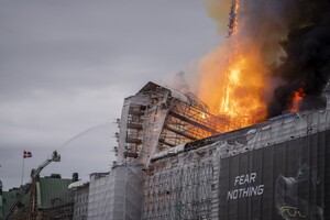 У Данії спалахнула пожежа в одній із найстаріших будівель Копенгагена