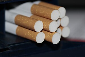 Заробляють як на торгівлі наркотиками: Gazeta Wyborcza про тютюнову мафію в Україні