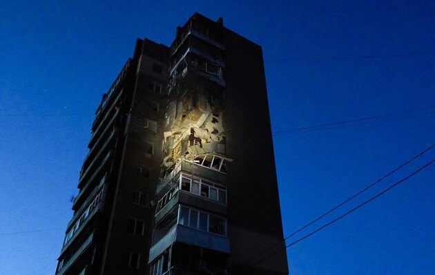 Российский беспилотник попал в жилой дом в Харькове, 4 апреля 2024 года