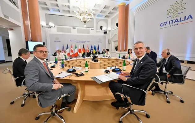 Глава МЗС України Дмитро Кулеба та генсек НАТО Єнс Столтенберг на зустрічі глав МЗС країн G7