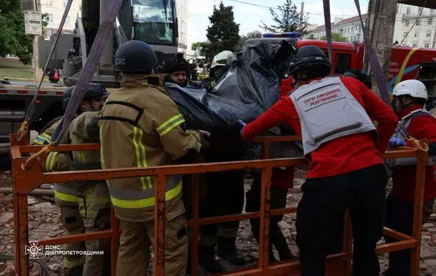 Ракетная атака по Днепру: из-под завалов вытащили тело погибшей женщины