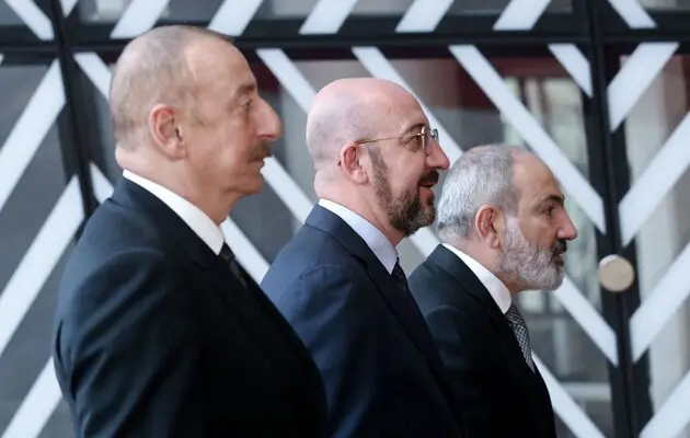 Президент Азербайджана Ильхам Алиев (слева) и премьер Армении Никол Пашинян (справа)