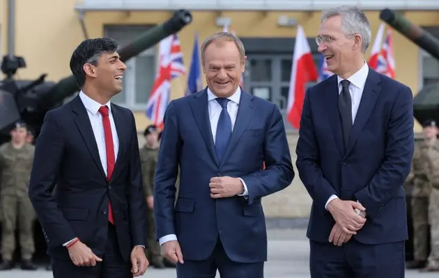 Премьер Великобритании Риши Сунак, премьер Польши Дональд Туск и генсек НАТО Йенс Столтенберг в Варшаве, 23 апреля