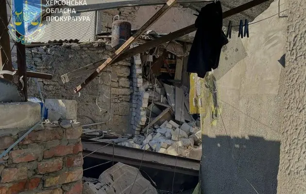Російські війська масовано обстріляли Станіслав: пошкоджено 40 будинків, поранено людину