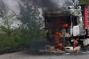 На Херсонщині окупанти скинули вибухівку на вантажівку