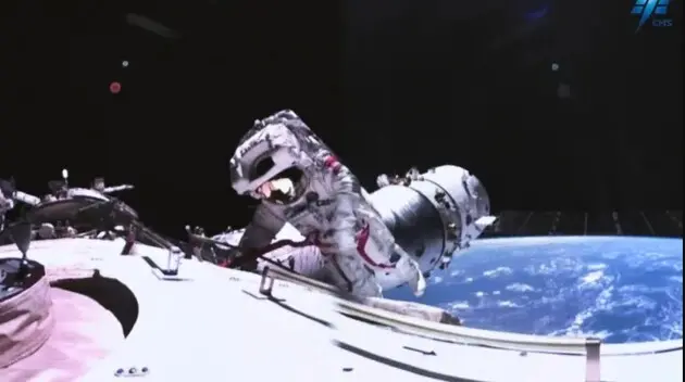 Китайська станція постраждала від удару космічного сміття