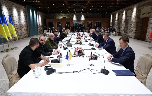 Украинская и российская делегации встречаются для проведения мирных переговоров/Стамбул, Турция, 29 марта 2022 года