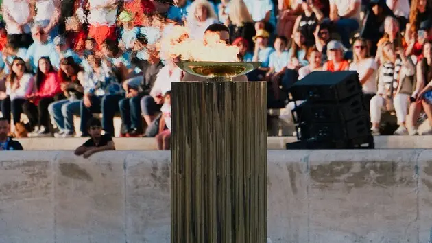 Греция на торжественной церемонии передала Франции огонь летней Олимпиады-2024